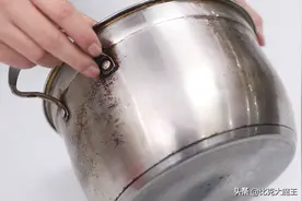 不锈钢锅的黄渍难清除？只需一招，不用任何洗涤剂，轻松去除黄渍图片