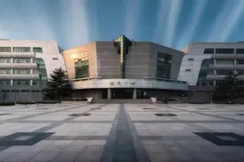 青岛大学火了，视频点击量130万！多个专业录取位次省属第一！图片