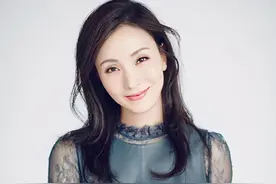 陶虹重操旧业，带女儿学习花样游泳，水中微笑问好被称“美人鱼”图片