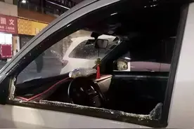 新闻追踪：停车场里车被砸，责任到底谁来负？图片