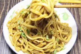 亮子还原葱油拌面制作全过程，完美的酱汁配比，很多人都错了视频封面