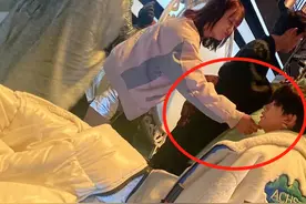 董思怡后台“调戏”男爱豆？嘟嘴摸下巴，丁程鑫不太乐意表情呆滞图片