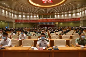 广东省四会市：定兵，在阳光下进行图片