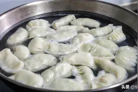 煮饺子时，别开锅就丢进去煮，记住这3点，饺子不粘不破还美味图片