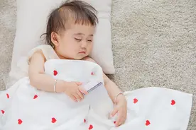 奶奶说冷妈妈说不冷，3个部位告诉你宝宝冷不冷，特别是睡着后图片