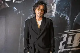 李铭顺坐镇新剧发布会，穿西装严肃没笑容，50岁头发花白快认不出图片