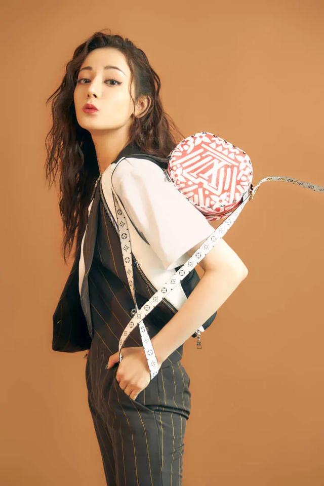 女明星秋季撞衫的第一件单品，我再也不说它鸡肋了