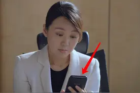《突围》闫妮的手机火了：仿佛来自未来，原来是国产品牌图片