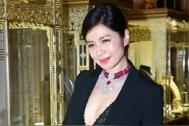 钟楚红都61岁了，可身材仍然紧致饱满，穿蕾丝裙配西装挺飒的图片