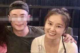 林心如带女儿参加聚会，小海豚跟妈妈穿亲子装，颜值比同龄小孩高图片