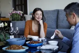 黎明前妻乐基儿与丈夫庆祝结婚纪念日，老公罕见出镜，头发已泛白图片