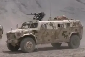 涂装也是战斗力！荒漠迷彩“猛士”突击车列装新疆部队，还加装重机枪图片