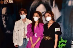 48岁郑秀文久违露面，穿玫红泡泡袖短裙，脸色红润不输阿sa图片