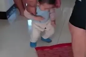 视频丨东营一穿开裆裤小外甥给大舅磕头！不见红包一直磕~扶都不起来图片