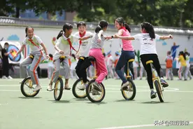 棒球射箭独轮车走进课堂 西安一小学体育课玩出新花样图片