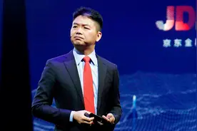刘强东身家缩水近一半，拼多多黄峥已赶超，网友：养猪才能致富！视频封面