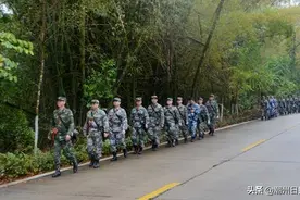 潮州军分区开展战备拉练图片