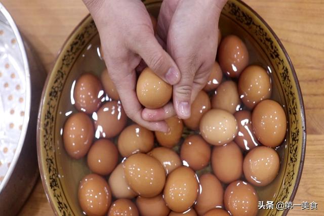 河南老法腌鸡蛋，个个起沙、金黄流油还不咸，用经验告诉你怎么做
