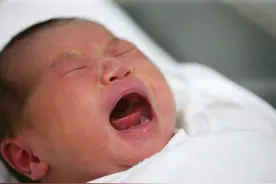 新生儿为啥睡不踏实哼唧扭来扭去？3种原因，2种要干预1种不用管图片