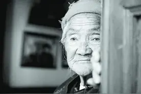 《喜丧》：要进敬老院的前一夜，86岁老人吃老鼠药自杀了图片
