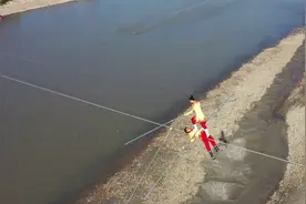 “高空王子”阿迪力师徒三人横跨叶尔羌河图片