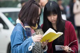 贫困生因3000元运动鞋，被学校取消助学金，网友：就不该虚荣图片