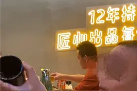 女顾客制止邻桌吸烟反被泼液体，当事人：最寒心的是饭店里很多人支持抽烟的男人图片