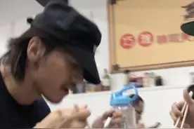 言承旭与男友人吃卤味，胡子拉碴头发像鸟窝，穿羽绒服光腿好奇葩图片
