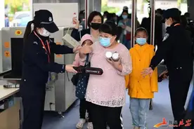 最近的赛场 最远的比赛——记十四运会乒乓球赛的服务者们图片