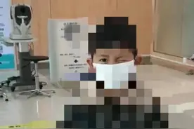 5岁男孩突然成了斗鸡眼，“睁一只眼闭一只眼”才能看清楚，元凶很多家长都忽视了！图片