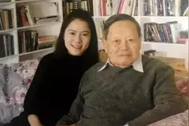 爷孙恋现已结婚15年，翁帆为什么不生宝宝？杨振宁10字回应图片