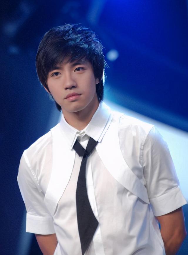 俞灏明无意显露烧伤双臂,布满疤痕惨不忍睹,宛如80岁老人