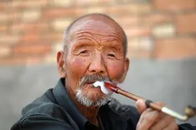 老祖宗常说：“浓霜偏打无根草，祸来只奔福轻人”，啥意思？图片