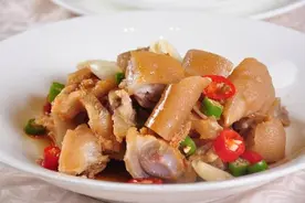 美食分享：凉拌猪蹄、家常烧豆腐、红烧茄子、凉拌炸猪皮图片
