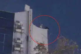 贵阳一男子爬上酒店顶楼！两只脚悬空！目击者：怕他随时会掉下来图片