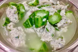 丝瓜别炒著吃，加上鱼肉煮个汤，清淡营养又美味…图片