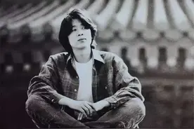 人们把老狼安放在自己青春深处，但他早已渐行渐远图片