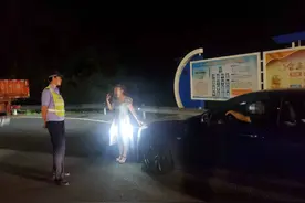 高速路上捡到一个“老婆”？这是谁家丢的啊图片