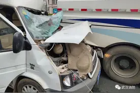 厢式货车追尾洒水车驾驶员被困 消防员紧急营救图片