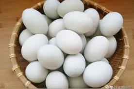 都是鸭蛋，白色青色有啥不一样？饲养员：区别挺大，弄懂再买不亏图片