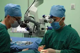 西苑医院：70岁老人实施复杂白内障手术，术后眼睛1周达到1.0图片
