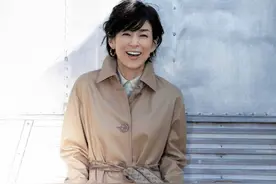 看54岁铃木保奈美的春季穿搭，简简单单，却美得让人心动图片