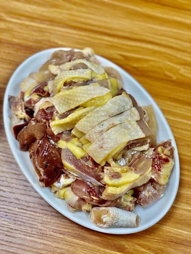 花胶鲍鱼椰子煲鸡 花胶鲍鱼煲鸡汤的功效