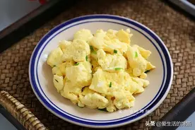 我家炒鸡蛋，从来不用油，半碗清水一倒，3分钟出锅，爱吃也不胖图片