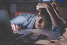 43岁女子和闺蜜的丈夫走在一起，才一个月，就尝到了苦果图片