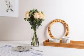 朋友圈屏蔽你的人，可以直接看淡了图片