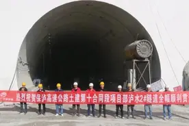 2064米！云南保泸高速泸水2号隧道双幅顺利贯通图片