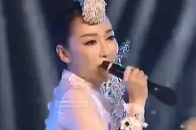17岁出道，19岁上春晚，33岁沦为笑柄，萨顶顶如今怎样了？图片