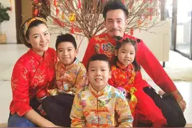 陈茵媺连续4年拍同款新年全家福，一家五口幸福美满惹人羡图片