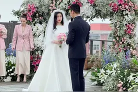 37岁朱珠结婚，神秘老公正脸曝光！肌肉太有型，还是清华老师图片